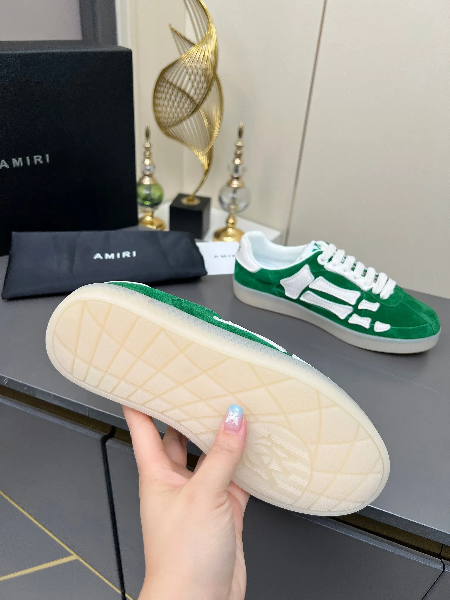 Men's Men's Shoes 💰580 Bone Shoes · AMIRI Skel-Top AMIRI 🔥 launches a new "ThePacific" series of low-top casual sports moral training shoes in the early spring of 2025. This iconic shoe covers men's and women's shoes, drawing inspiration from the brand's classic sports style and elegantly integrating West Coast style. "The Pacific" contrasting five-pointed star series is rooted in Amiri's unique California genes, showing the freedom and leisure atmosphere of the West Coast. This series launches two styles that incorporate the brand's iconic elements: the leather version is made of pure white leather with a same-color sole, and is embellished with star patterns on the side of the shoe, just like the bright starry sky of California. The black and ocean blue colors are shared by men and women, and there is also a red star model exclusive for men and a light pink star model exclusive for women. The suede model is decorated with the brand's classic bone pattern on the side of the shoe. The rubber sole and suede fabric complement each other. The color scheme covers black, chocolate and sand, and is suitable for both men and women. Made of imported cowhide and decorated with bone pieces on the sides of the upper, it is novel and unique and has a good three-dimensional effect! High-density breathable mesh lining + original molded TPU outsole 🙏 Recommended by celebrities, bloggers and internet celebrities, 🚵🏻 an indispensable item for shopping, partying and traveling. One of the most unmissable sneakers in 2025 ✦Color: 10 colors available ✦Size: Women’s size 35--40 ✦Size: Men’s size 39--45